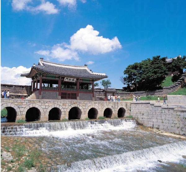 當川水流過華虹門做成浪花時,便會出現水原八景之一的「華虹觀漲」。(相片來源: 水原市旅遊局 ) 水原